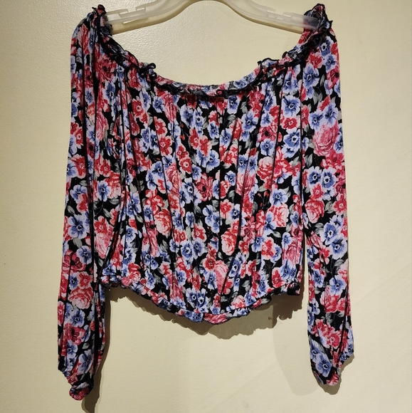 NWOT ✅️ Printed Off Shoulder Blouse - Picture 6 of 9